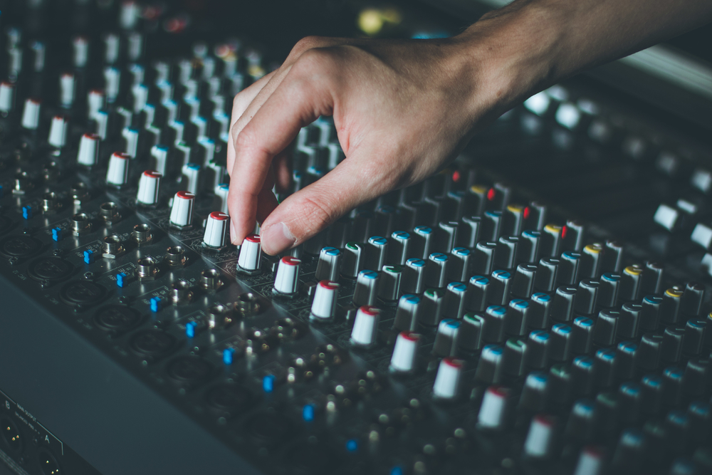 錄音室調(diào)音臺的專業(yè)音樂制作與攝影服務(wù)